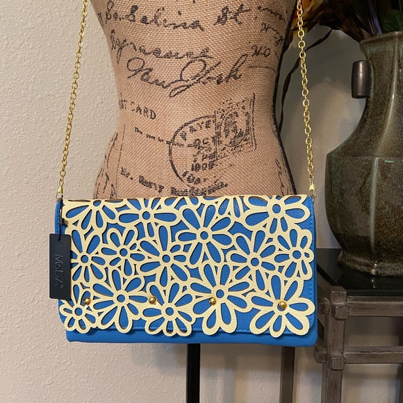 💙Daisy Floral Clutch💙 - Picture 1 of 10